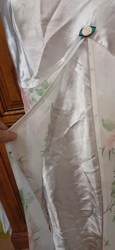 New white floral satin nightgown and veils – photo 4